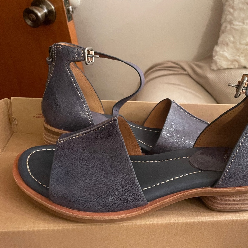 NWT Soft Faxyn Zante Blue sandals